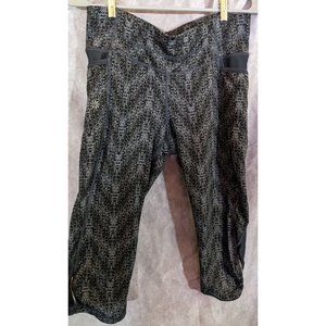 Athleta Black And Grey Capris